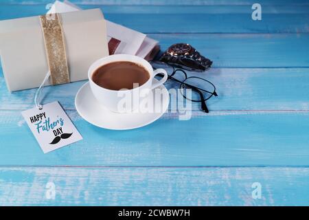 Happy Padri Day, una tazza di caffè con scatola regalo e occhiali Foto Stock
