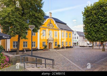 Aalborg, Deanmark - 1 settembre 2020: Il municipio storico in stile tardo barocco in piazza Gammelstorv Foto Stock