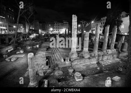 Templi repubblicani romani, e i resti del Teatro Pompeys a Roma, Italia. Antico Campus Martius. Notte. Foto Stock