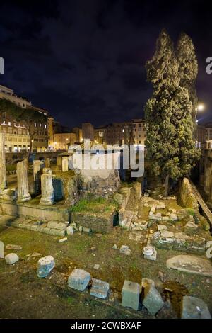 Templi repubblicani romani, e i resti del Teatro Pompeys a Roma, Italia. Antico Campus Martius. Notte. Foto Stock