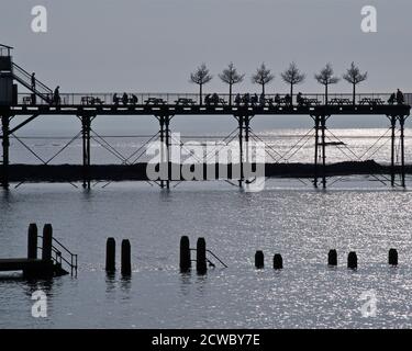 Aberystwyth Royal molo in insolita silhouette contro cielo blu e. mare Foto Stock