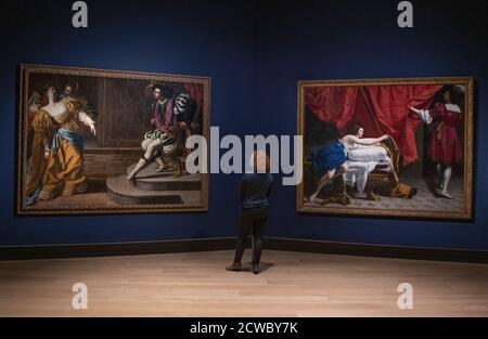 National Gallery, Londra, Regno Unito. 30 settembre 2020. Un primo Regno Unito, la maggiore mostra Artemisia del lavoro di Artemisia Gentileschi (1593-1654 o più tardi) apre il 3 ottobre, rinviata dai primi di aprile a causa della chiusura Covid-19. La mostra si ispira alla recente acquisizione da parte della Galleria dell’autoritratto di Gentileschi come Santa Caterina d’Alessandria. Immagine: (A sinistra) Artemisia Gentileschi, Esther prima di Ahasuereus (c.. 1628-30). Quaresima del Metropolitan Museum of Art di New York; (a destra) Orazio Gentileschi, Joseph e la moglie di Potiphar (c.. 1630-32). Quaresima di sua Maestà la Regina. Royal Collection Trust. Foto Stock