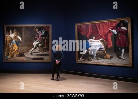 National Gallery, Londra, Regno Unito. 30 settembre 2020. Un primo Regno Unito, la maggiore mostra Artemisia del lavoro di Artemisia Gentileschi (1593-1654 o più tardi) apre il 3 ottobre, rinviata dai primi di aprile a causa della chiusura Covid-19. La mostra si ispira alla recente acquisizione da parte della Galleria dell’autoritratto di Gentileschi come Santa Caterina d’Alessandria. Immagine: (A sinistra) Artemisia Gentileschi, Esther prima di Ahasuereus (c.. 1628-30). Quaresima del Metropolitan Museum of Art di New York; (a destra) Orazio Gentileschi, Joseph e la moglie di Potiphar (c.. 1630-32). Quaresima di sua Maestà la Regina. Royal Collection Trust. Foto Stock