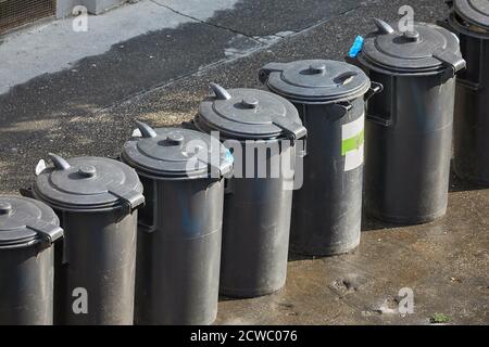 Contenitori per bidoni della polvere sulla strada Foto Stock