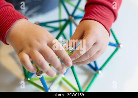 Magnete giocattolo barrette e sfere magnetiche sulla busta rossa Foto stock  - Alamy