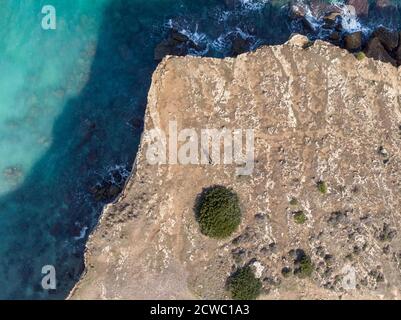 Vista sulla costa del Plemmirio, una riserva marina naturale nei pressi di Siracusa, nella Sicilia meridionale, Italia. Lo scatto viene effettuato in una giornata di sole Foto Stock