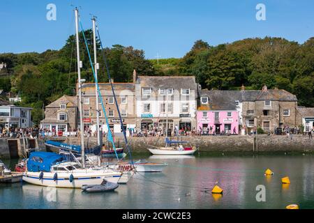 Padstow Cornwall UK, vista in estate del North Quay Parade nel porto di Padstow, Cornovaglia, Inghilterra sud-occidentale, Regno Unito Foto Stock