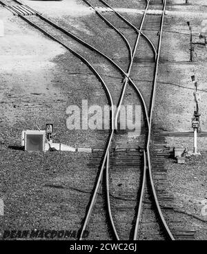 Immagine verticale in scala di grigi delle ferrovie Foto Stock