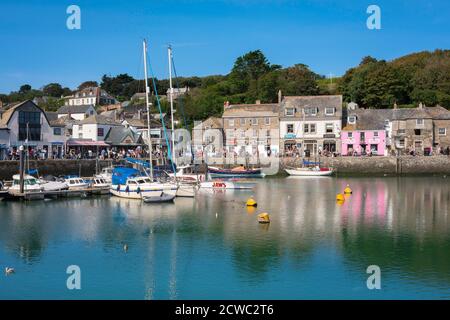 Padstow Harbour Cornwall, vista in estate del North Quay Parade nel porto di Padstow, Cornovaglia, Inghilterra sud-occidentale, Regno Unito Foto Stock