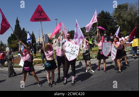 Gerusalemme, Israele. 29 Settembre 2020. Gli israeliani manifestano durante una chiusura a livello nazionale della COVID-19, contro la proposta di legge del primo ministro Benjamin Netanyahu di limitare le proteste, al di fuori della Knesset, il Parlamento, martedì 29 settembre 2020 a Gerusalemme. Il disegno di legge proibirebbe ai dimostranti di viaggiare più di un chilometro, 0.621 miglia, dalle loro case, fermando così le proteste settimanali anti-Netanyahu fuori della sua residenza a Gerusalemme. Foto di Debbie Hill/UPI Credit: UPI/Alamy Live News Foto Stock