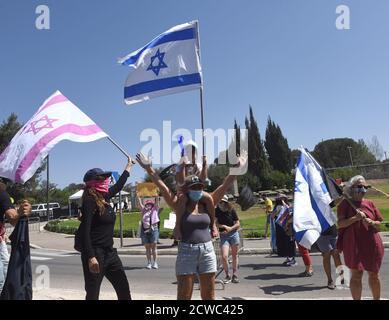 Gerusalemme, Israele. 29 Settembre 2020. Gli israeliani manifestano durante una chiusura a livello nazionale della COVID-19, contro la proposta di legge del primo ministro Benjamin Netanyahu di limitare le proteste, al di fuori della Knesset, il Parlamento, martedì 29 settembre 2020 a Gerusalemme. Il disegno di legge proibirebbe ai dimostranti di viaggiare più di un chilometro, 0.621 miglia, dalle loro case, fermando così le proteste settimanali anti-Netanyahu fuori della sua residenza a Gerusalemme. Foto di Debbie Hill/UPI Credit: UPI/Alamy Live News Foto Stock