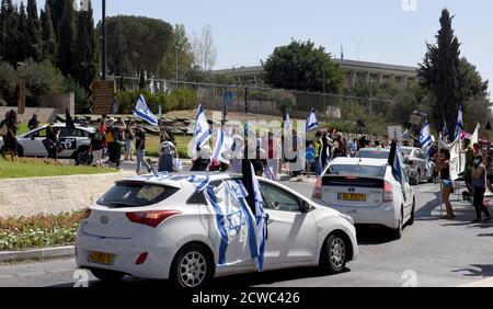 Gerusalemme, Israele. 29 Settembre 2020. Gli israeliani manifestano durante una chiusura a livello nazionale della COVID-19, contro la proposta di legge del primo ministro Benjamin Netanyahu di limitare le proteste, al di fuori della Knesset, il Parlamento, martedì 29 settembre 2020 a Gerusalemme. Il disegno di legge proibirebbe ai dimostranti di viaggiare più di un chilometro, 0.621 miglia, dalle loro case, fermando così le proteste settimanali anti-Netanyahu fuori della sua residenza a Gerusalemme. Foto di Debbie Hill/UPI Credit: UPI/Alamy Live News Foto Stock