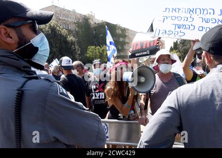 Gerusalemme, Israele. 29 Settembre 2020. La polizia israeliana blocca i dimostranti durante un blocco nazionale COVID-19, contro la proposta di legge del primo ministro Benjamin Netanyahu per limitare le proteste, fuori dal Parlamento Knesset, martedì 29 settembre 2020 a Gerusalemme. Il disegno di legge proibirebbe ai dimostranti di viaggiare più di un chilometro, 0.621 miglia, dalle loro case, fermando così le proteste settimanali anti-Netanyahu fuori della sua residenza a Gerusalemme. Foto di Debbie Hill/UPI Credit: UPI/Alamy Live News Foto Stock