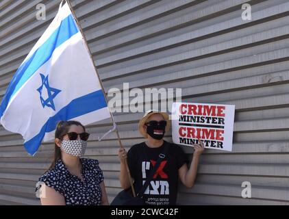 Gerusalemme, Israele. 29 Settembre 2020. Gli israeliani manifestano durante una chiusura a livello nazionale della COVID-19, contro la proposta di legge del primo ministro Benjamin Netanyahu di limitare le proteste, al di fuori della Knesset, il Parlamento, martedì 29 settembre 2020 a Gerusalemme. Il disegno di legge proibirebbe ai dimostranti di viaggiare più di un chilometro, 0.621 miglia, dalle loro case, fermando così le proteste settimanali anti-Netanyahu fuori della sua residenza a Gerusalemme. Foto di Debbie Hill/UPI Credit: UPI/Alamy Live News Foto Stock