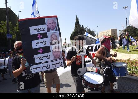 Gerusalemme, Israele. 29 Settembre 2020. Gli israeliani manifestano durante una chiusura a livello nazionale della COVID-19, contro la proposta di legge del primo ministro Benjamin Netanyahu di limitare le proteste, al di fuori della Knesset, il Parlamento, martedì 29 settembre 2020 a Gerusalemme. Il disegno di legge proibirebbe ai dimostranti di viaggiare più di un chilometro, 0.621 miglia, dalle loro case, fermando così le proteste settimanali anti-Netanyahu fuori della sua residenza a Gerusalemme. Foto di Debbie Hill/UPI Credit: UPI/Alamy Live News Foto Stock