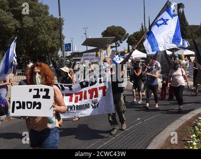 Gerusalemme, Israele. 29 Settembre 2020. Gli israeliani manifestano durante una chiusura a livello nazionale della COVID-19, contro la proposta di legge del primo ministro Benjamin Netanyahu di limitare le proteste, al di fuori della Knesset, il Parlamento, martedì 29 settembre 2020 a Gerusalemme. Il disegno di legge proibirebbe ai dimostranti di viaggiare più di un chilometro, 0.621 miglia, dalle loro case, fermando così le proteste settimanali anti-Netanyahu fuori della sua residenza a Gerusalemme. Foto di Debbie Hill/UPI Credit: UPI/Alamy Live News Foto Stock