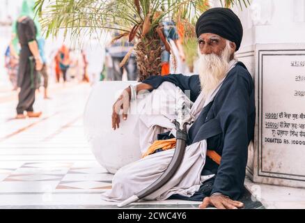 Amritsar, India - 15 AGOSTO: Ritratto di un vecchio Sikh seduto al Tempio d'Oro (Harmandir Sahib) il 15 agosto 2016 ad Amritsar, Panjab, India. Foto Stock