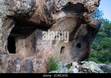 Domus de Janas Italia. Antico cimitero, tombe, cimitero in Sardegna, Cardedu Foto Stock