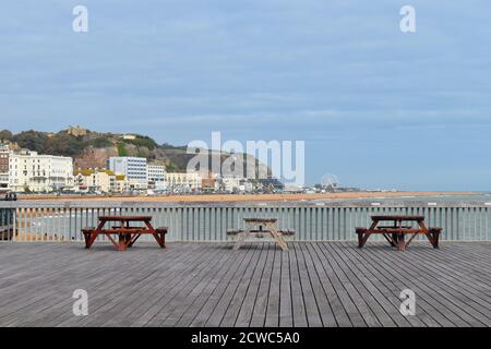 Il molo di Hastings è uno spazio pubblico aperto vicino alla passeggiata. L'esperienza di essere circondati dal mare e camminare sull'acqua in un nuovo ponte di legno di alta qualità Foto Stock