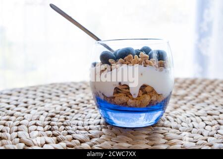 Parfait alla granola con yogurt e mirtilli Foto Stock