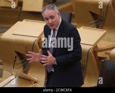 Ministro per l'istruzione superiore, l'istruzione superiore e la scienza, Richard Lochhead MSP durante le interrogazioni d'attualità al Parlamento scozzese a Holyrood, Edimburgo. Foto Stock