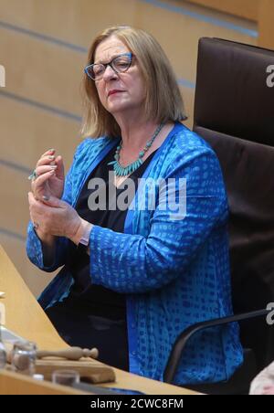 Linda Fabiani MSP Vice Presidente ufficiale durante le interrogazioni d'attualità al Parlamento scozzese a Holyrood, Edimburgo. Foto Stock