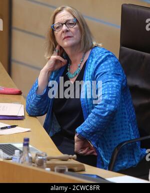 Linda Fabiani MSP Vice Presidente ufficiale durante le interrogazioni d'attualità al Parlamento scozzese a Holyrood, Edimburgo. Foto Stock