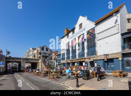 Ristorante all'aperto presso il pub Anchor Rendezvous a Weymouth, una località balneare sulla foce del fiume Wey, Dorset, costa meridionale dell'Inghilterra Foto Stock