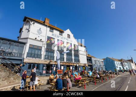 Ristorante all'aperto presso il pub Anchor Rendezvous a Weymouth, una località balneare sulla foce del fiume Wey, Dorset, costa meridionale dell'Inghilterra Foto Stock