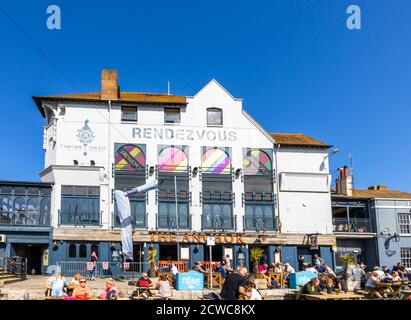 Ristorante all'aperto presso il pub Anchor Rendezvous a Weymouth, una località balneare sulla foce del fiume Wey, Dorset, costa meridionale dell'Inghilterra Foto Stock