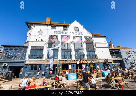 Ristorante all'aperto presso il pub Anchor Rendezvous a Weymouth, una località balneare sulla foce del fiume Wey, Dorset, costa meridionale dell'Inghilterra Foto Stock