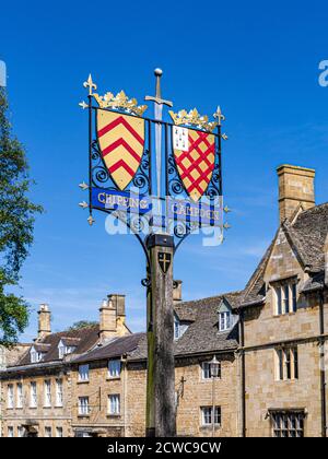 Chipping Campden centro con la sua città araldico le protezioni e le eleganti villette a schiera Cotswolds Gloucestershire England Regno Unito Foto Stock