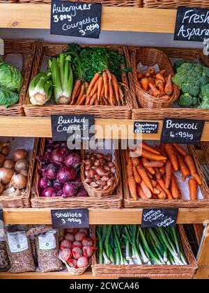 FARM SHOP LOCALE UK PRODURRE LAVAGNA ETICHETTE PREZZI TRADIZIONALE ALTO street produce interni fattoria con frutta fresca locale e. Verdure in vendita in lavagne di chili Stow sul Wold Cotswolds Regno Unito Foto Stock