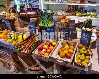 NEGOZIO DI FATTORIA LOCALE PRODOTTI BRITANNICI tradizionali prodotti rurali negozio di fattoria Interni con frutta fresca locale e verdure in vendita Gloucester Cotswolds Regno Unito Foto Stock