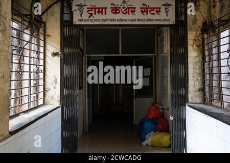 Kolhapur, Maharashtra, India. 28 Settembre 2020. Il reparto del centro di cura Corona Trauma nell'ospedale distrettuale di Kolhapur ha preso fuoco il 28 settembre mattina. Un corto circuito nella spina del ventilatore ha eruttato l'incendio, che ha lasciato il reparto e quindici pazienti critici in un soffio di fumo. L'amministrazione ospedaliera ha ordinato un controllo completo del sistema di allarme elettrico e di sicurezza da parte di un tecnico. I quindici brevetti critici sono stati spostati in diversi reparti, ma purtroppo tre morti per soffocamento da fumo o ritardo nel collegamento del ventilatore. Credit: Abhijeet Gurjar/ZUMA Wire/Alamy Live News Foto Stock