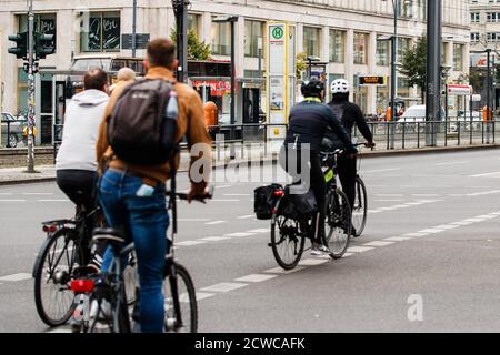 Berlino, Germania. 29 Settembre 2020. I ciclisti passano davanti a una stazione del tram vuota a Berlino, capitale della Germania, il 29 settembre 2020. I servizi di trasporto pubblico di Berlino, inclusi autobus, metropolitane e tram, sono stati interrompiti dalle 3:00 di martedì a causa di uno sciopero di avvertimento tenuto in una controversia sulle condizioni di lavoro e sui salari. Credit: Binh Truong/Xinhua/Alamy Live News Foto Stock