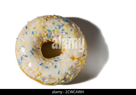 Primo piano vista della ciambella cosparsa di smalto multicolore isolato su sfondo bianco. Concetto di cibo e bevande. Foto Stock