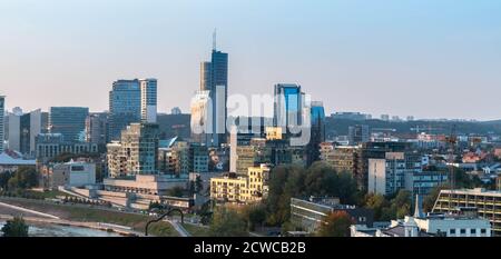 Vista panoramica dei moderni edifici per uffici, grattacieli di Vilnius. Moderna città di Vilnius al tramonto. La capitale della Lituania. Foto Stock