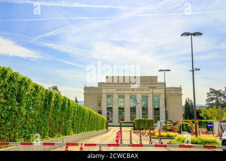 Ginevra, Svizzera - 16 agosto 2020: Ingresso auto degli uffici delle Nazioni Unite o Palais des Nations nel Parco Ariana di Ginevra. Dal 1966 è principale Foto Stock