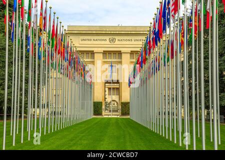 Ginevra, Svizzera - 16 agosto 2020: Fila di bandiere all'ingresso degli uffici delle Nazioni Unite o del Palais des Nations nel Parco Ariana, sulle rive del Lago di Ginevra Foto Stock