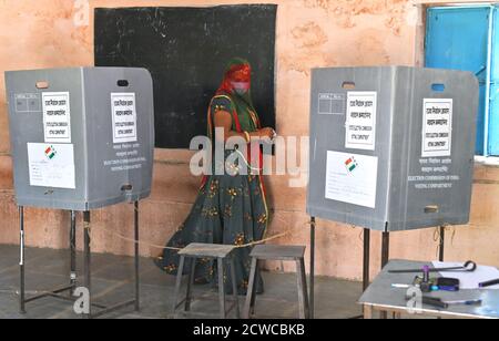 Beawar, India. 28 Settembre 2020. (9/28/2020) la donna velata di Rajasthani ha espresso il suo voto ad una stazione di scrutinio durante le elezioni di Panchayati Raj, in mezzo alla pandemia di coronavirus in corso, al villaggio di Jhala ki Chauki vicino a Beawar. Oltre il 83.50 per cento degli elettori del 31.95-lakh hanno espresso i loro voti nella prima fase di 947 grammi Panchayat (Consiglio del Villaggio) elezioni in 25 distretti in tutto lo stato. Le linee guida relative al COVID-19 non sono state seguite durante le elezioni. Gli elettori indossano maschere facciali ma non hanno mantenuto la distanza sociale. (Foto di Sumit Saraswat/Pacific Press/Sipa USA) Credit: Sipa USA/Alamy Live News Foto Stock