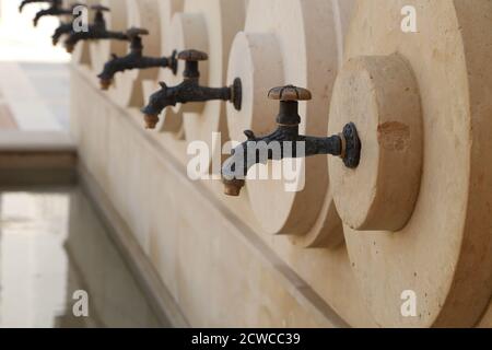 Un primo piano di una fila di rubinetti d'acqua Foto Stock