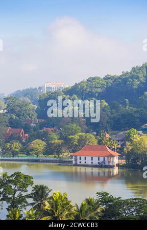 Sri Lanka, Kandy, vista del lago Kandy Foto Stock