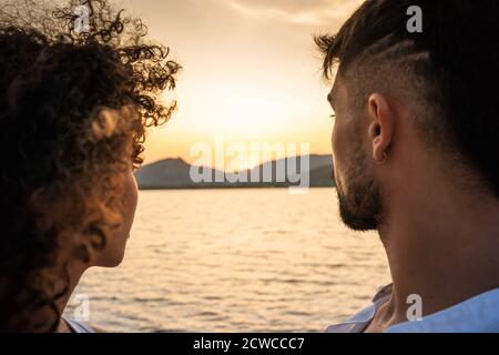 Romantico bella gara mista coppia primo piano con l'impostazione del sole in Centro della fotografia - Vista posteriore di elegante moderno giovane e il suo ispanico c Foto Stock