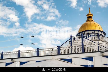 Airbourne Airshow e Eastbourne Pier, Inghilterra. Aerei da combattimento d'epoca che passano sopra la cupola del molo di Eastbourne durante l'annuale spettacolo aereo di aerobica. Foto Stock