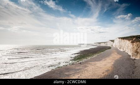 Seven Sisters, South Downs, East Sussex, Inghilterra. Una vista delle iconiche scogliere di gesso bianco sulla costa sud del Regno Unito tra Eastbourne e Seaford. Foto Stock