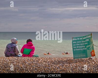 Una giornata invernale sulla spiaggia di Brighton Foto Stock