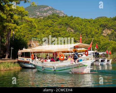 Barche turistiche ormeggiate presso i bagni di fango naturale, Lago di Köyceğiz, Provincia di Muğla, Turchia Foto Stock