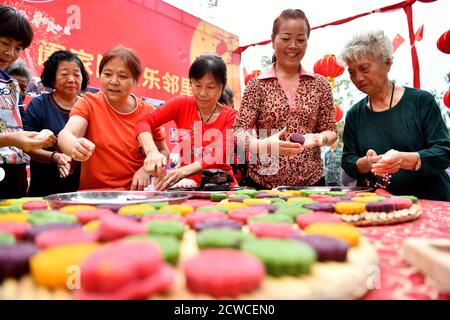 Hefei, provincia cinese di Anhui. 29 Settembre 2020. La gente fa i mooncakes in una Comunità a Hefei, provincia di Anhui della Cina orientale, 29 settembre 2020. È una tradizione mangiare mooncakes durante il festival di metà autunno, che cade il 1 ottobre di quest'anno. Credit: Liu Junxi/Xinhua/Alamy Live News Foto Stock