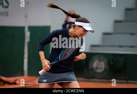 Parigi, Francia. 29 settembre 2020. Sorana Cirstea della Romania in azione contro Elena Rybakina del Kazakhstan durante il primo round al Roland Garros 2020, torneo di tennis Grand Slam, il 29 settembre 2020 allo stadio Roland Garros di Parigi, Francia - Photo Rob Prange / Spain DPPI / DPPI Credit: LM/DPPI/Rob Prange/Alamy Live News Foto Stock